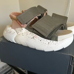 UGGS LA Alto Strap Sandal